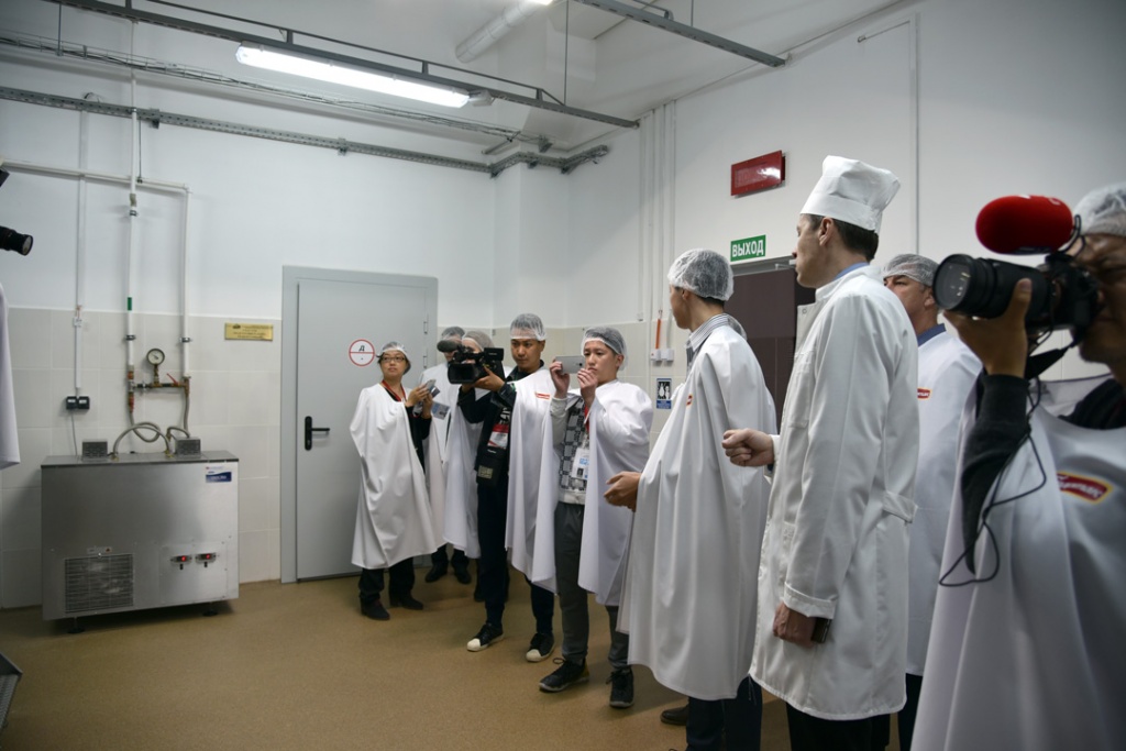 Представители китайских СМИ посетили кондитерскую фабрику «Спартак»