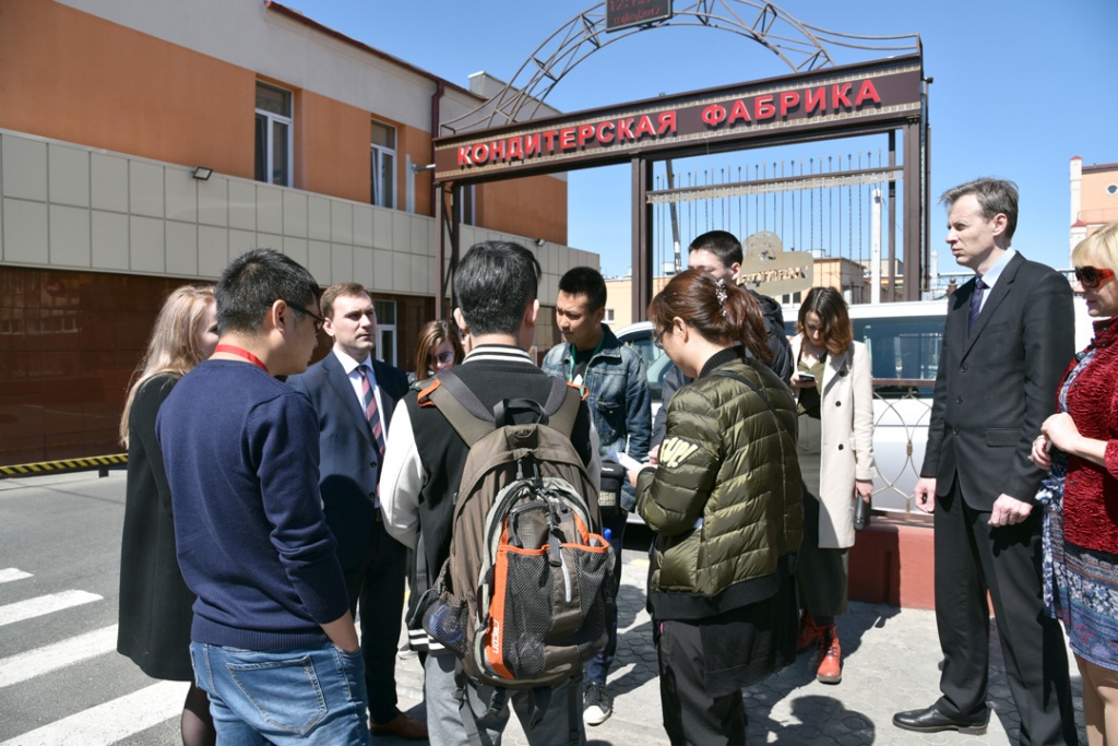 Представители китайских СМИ посетили кондитерскую фабрику «Спартак»