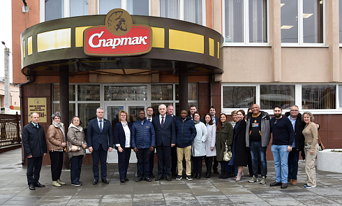 Делегация Ким¬берлийского процесса посетила кондитерскую фабрику «Спартак»