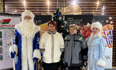 Дирекция СП ОАО «Спартак» в преддверии Нового года поздравила весь коллектив фабрики с наступающими праздниками