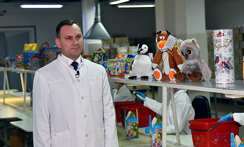 Генеральный директор СП ОАО «Спартак» в преддверии Нового года поздравил весь коллектив фабрики с наступающими праздниками.