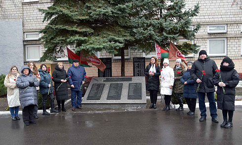 Возложение цветов к памятнику участникам ВОВ 1941-1945 г.г., приуроченное к 80-й годовщине освобождения города Гомеля