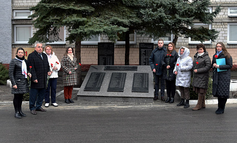 Возложение цветов к памятнику участникам и партизанам Великой Отечественной войны в честь праздника 23 февраля.