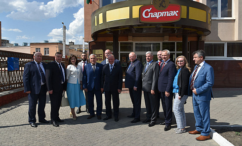 Члены Камісіі Парламенцкага сходу па бяспецы і абароне Саюза Беларусі і Расіі наведалі фабрыку «Спартак»