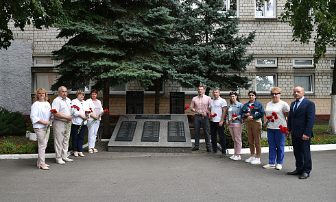 Возложение цветов к памятнику участникам и партизанам Великой Отечественной войны