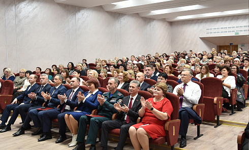 С профессиональным праздником!