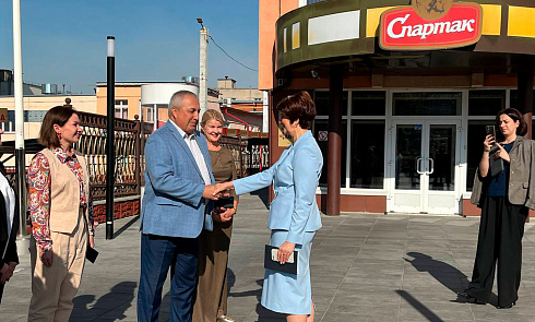 Гомельскага гарадскога Савета дэпутатаў дэпутацкі корпус, прадстаўнікі Моладзевага савета пры гарсавеце на чале са старшынёй Гомельскага гарадскога Савета дэпутатаў Алексінай я. і. наведалі кандытарскую фабрыку»СПАРТАК".