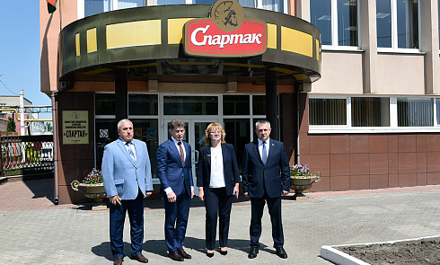 Делегация Приморского края во главе с губернатором Олегом Николаевичем Кожемяко посетила кондитерскую фабрику «Спартак»