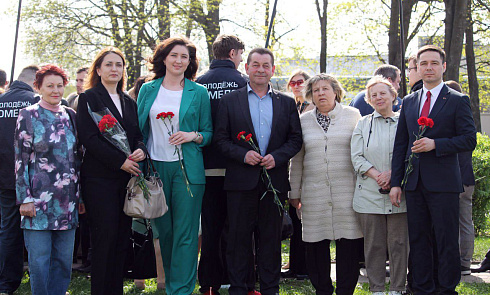 Митинг у братской могилы советским воинами Митинг у братской могилы советским воинами