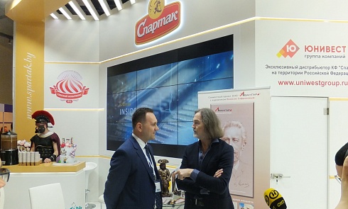 Белорусский шоколад от фабрики «Спартак» и Никас Сафронов на «Продэкспо-2021» в Москве. Вне конкуренции.