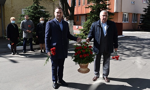 Возложение цветов на памятник участникам и партизанам Великой Отечественной войны.
